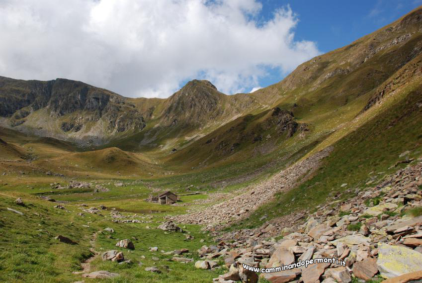 049 panorama alle nostre spalle - a dx il Passo di Aviasco.JPG